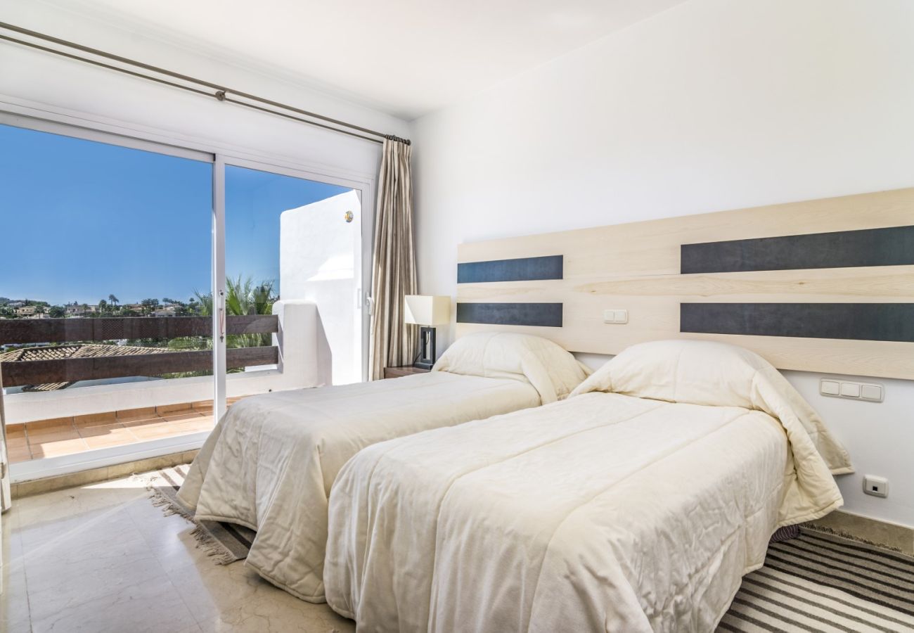 Apartamento en Nueva andalucia - ¡Atico duplex orientado al oeste con impresionantes vistas sobre el mar y Nueva Andalucia!