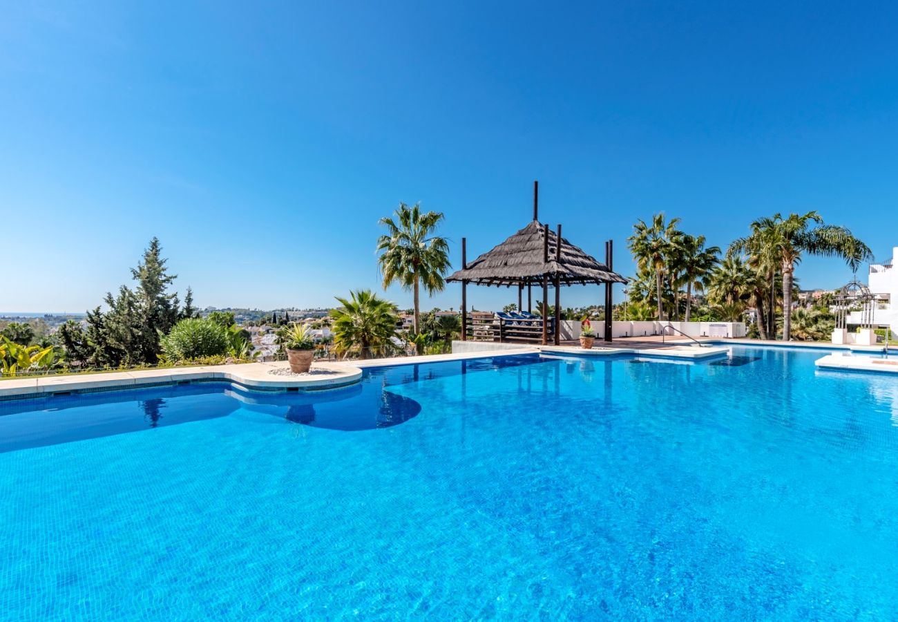 Apartamento en Nueva andalucia - ¡Atico duplex orientado al oeste con impresionantes vistas sobre el mar y Nueva Andalucia!