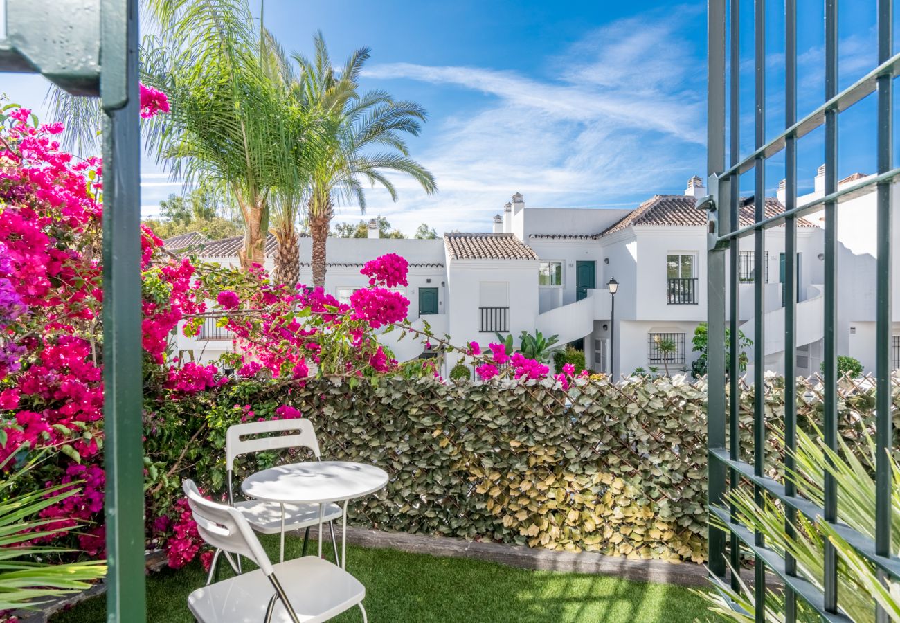 Apartamento en Nueva andalucia - Acogedor apartamento en Nueva Andalucia con Jardín privado