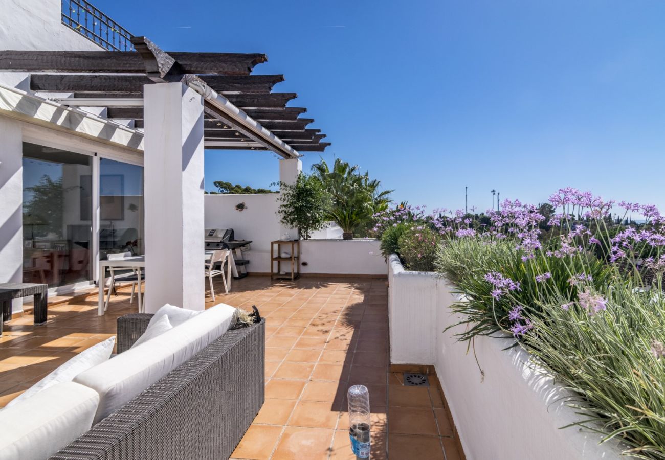Apartment in Nueva andalucia - West facing duplex penthouse with amazing views over the sea and Nueva Andalucia!
