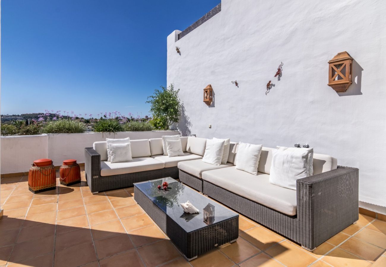 Apartment in Nueva andalucia - West facing duplex penthouse with amazing views over the sea and Nueva Andalucia!